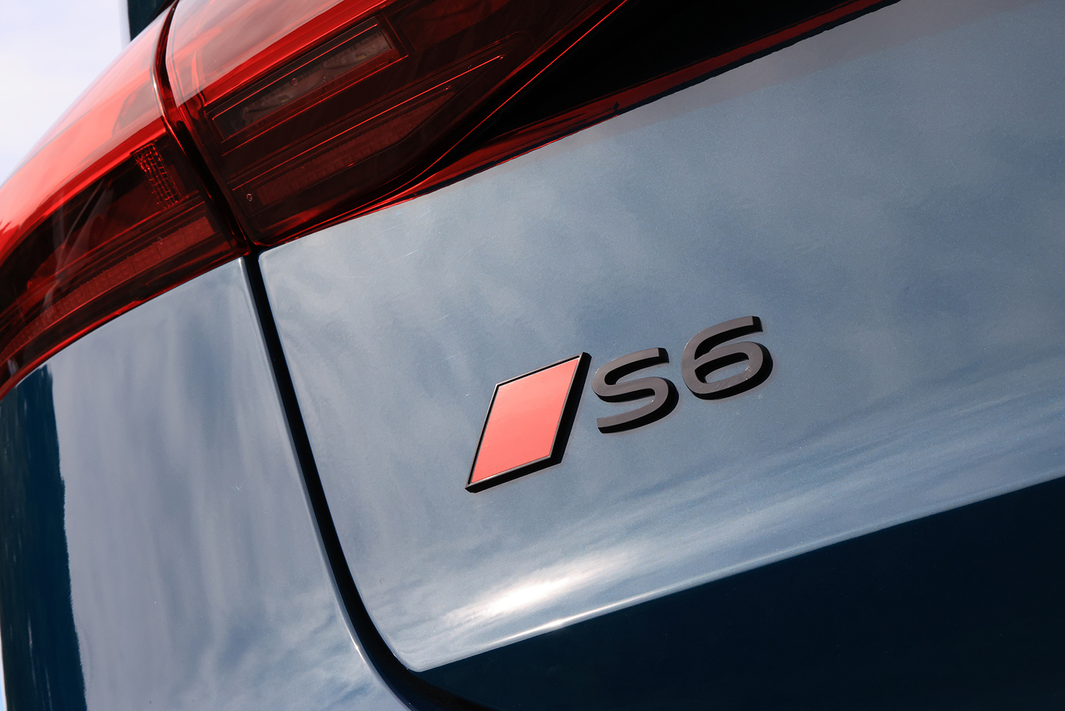 アウディS6スポーツバックe-tronのエンブレム