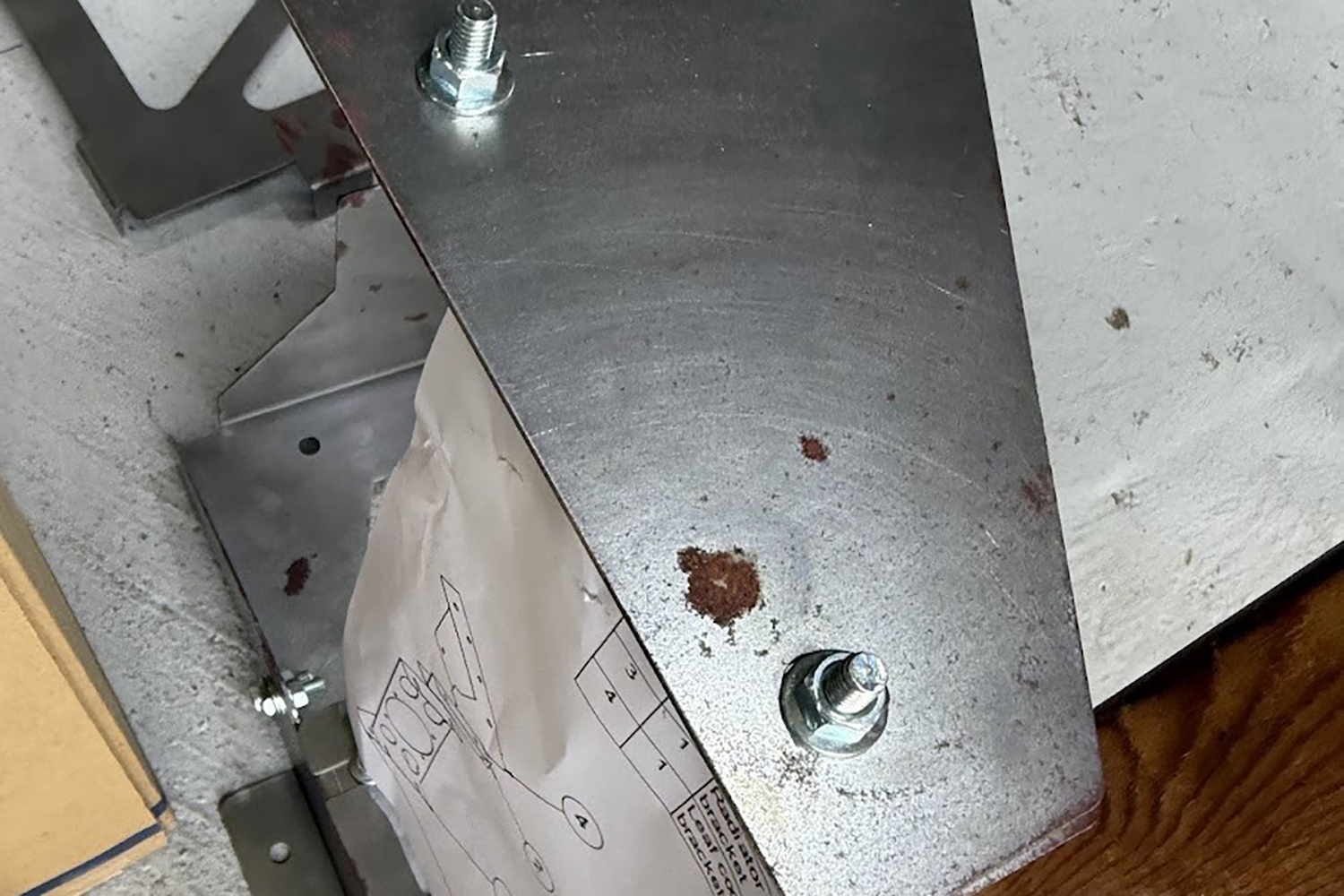 製作したステーに発生したサビ