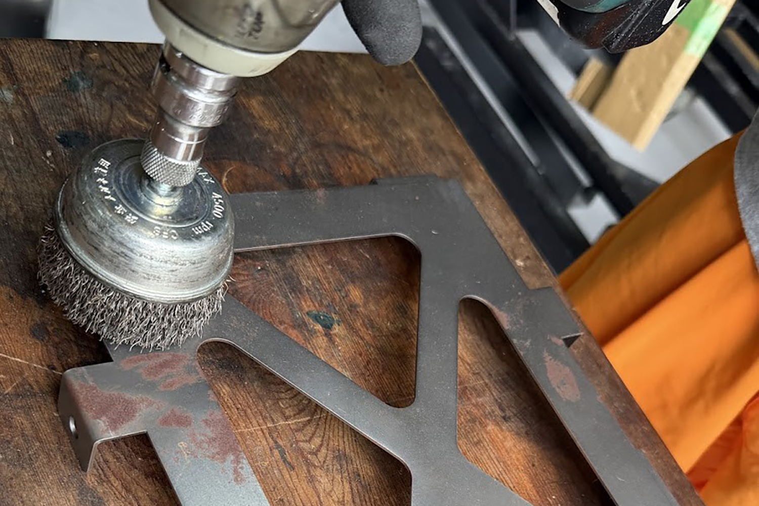 ステーのサビ落とし