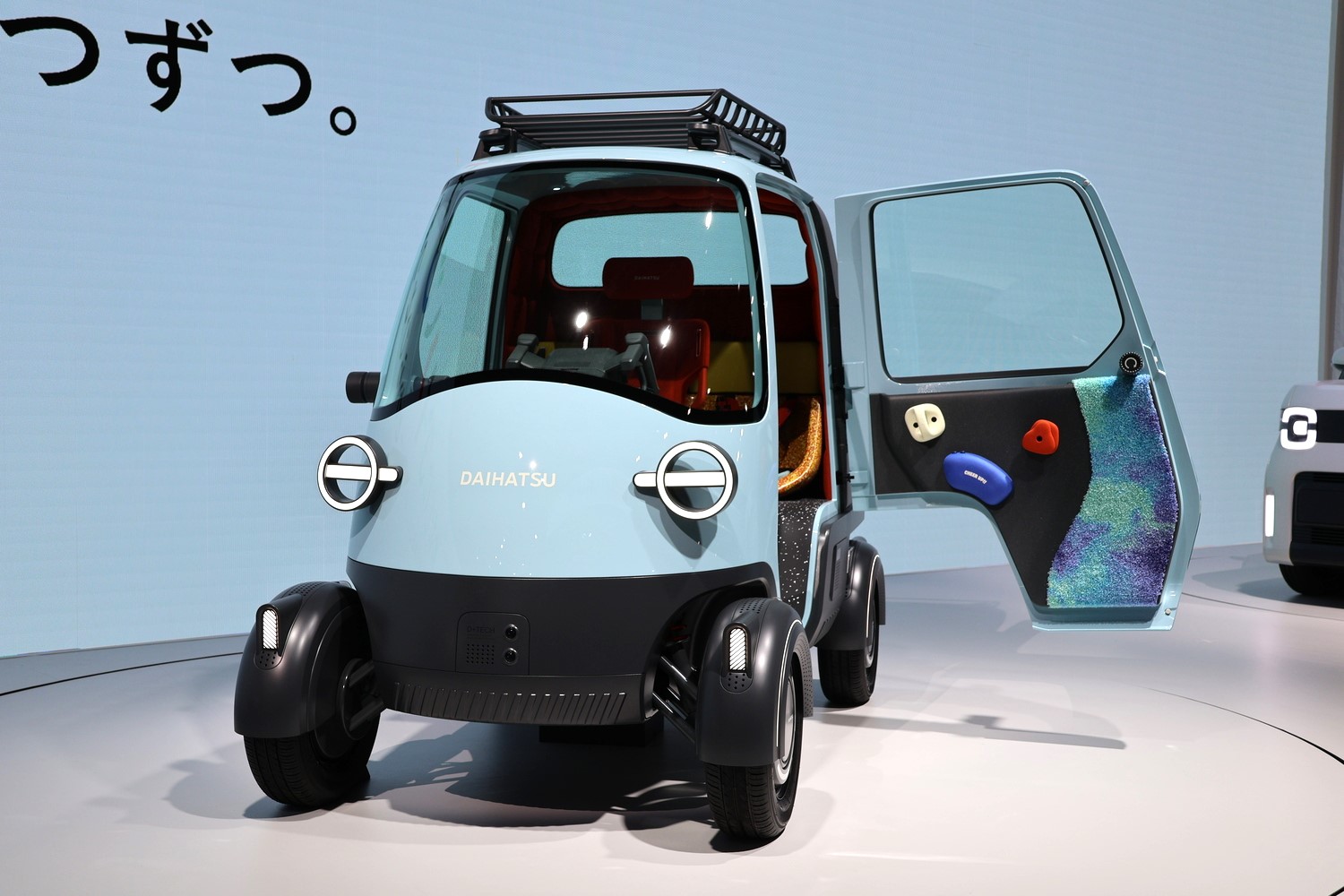 ダイハツ「ミゼットX」の正面　ヘリコプターを模して湾曲したフロントウィンドウが特徴的