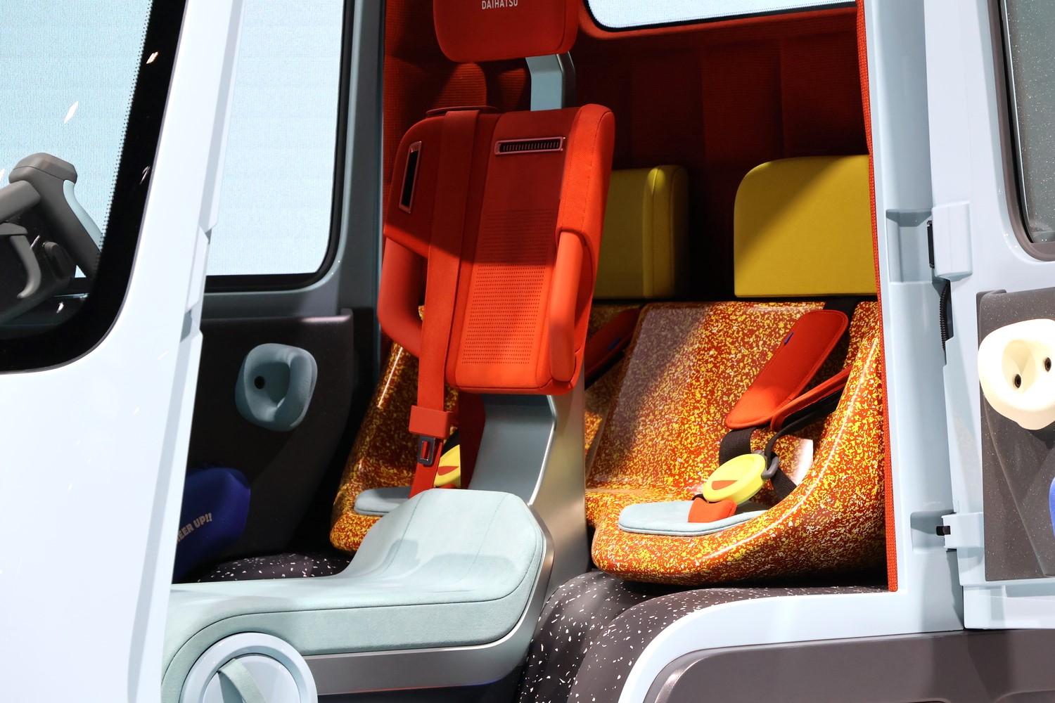 ダイハツのコンセプトカー「ミゼットX」はセンターレイアウトの運転席と、その後方にチャイルドシートを装備している