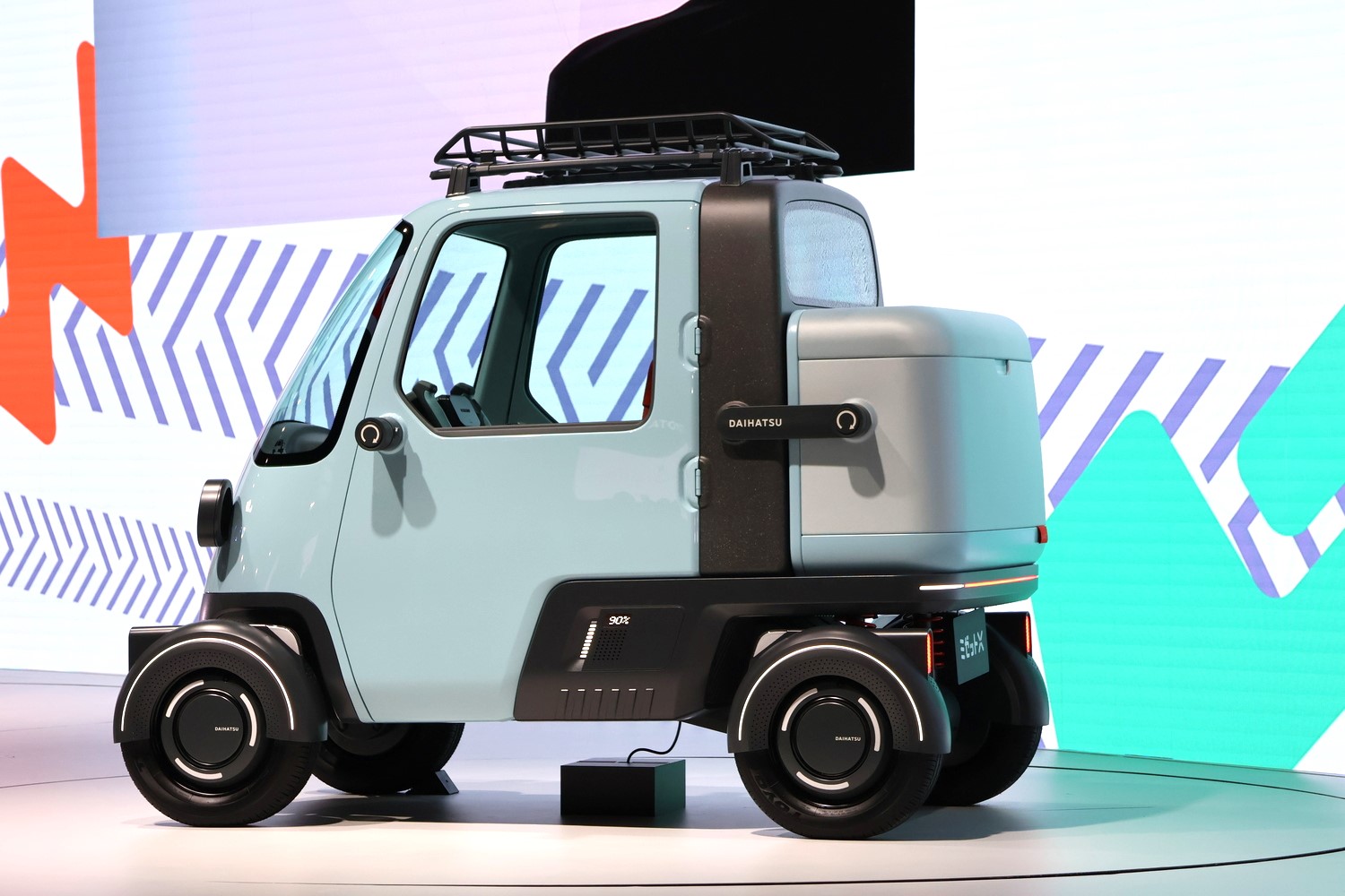 ダイハツ「ミゼットX」の荷台にはストライダーのサイズに合わせた収納ボックスが備わる