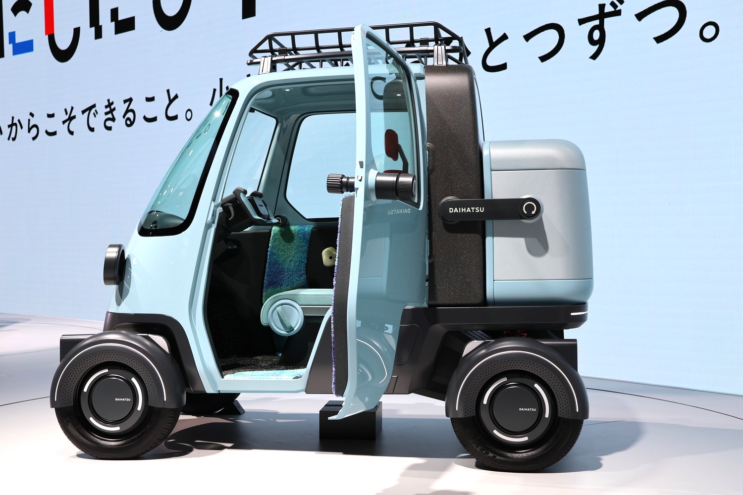 ママチャリに代わるモビリティを目指したダイハツ「ミゼットX」は、着座時の目線の高さを重視した結果アクセル・ブレーキペダルを廃止。ネオステアというハンドドライブ機構で運転する