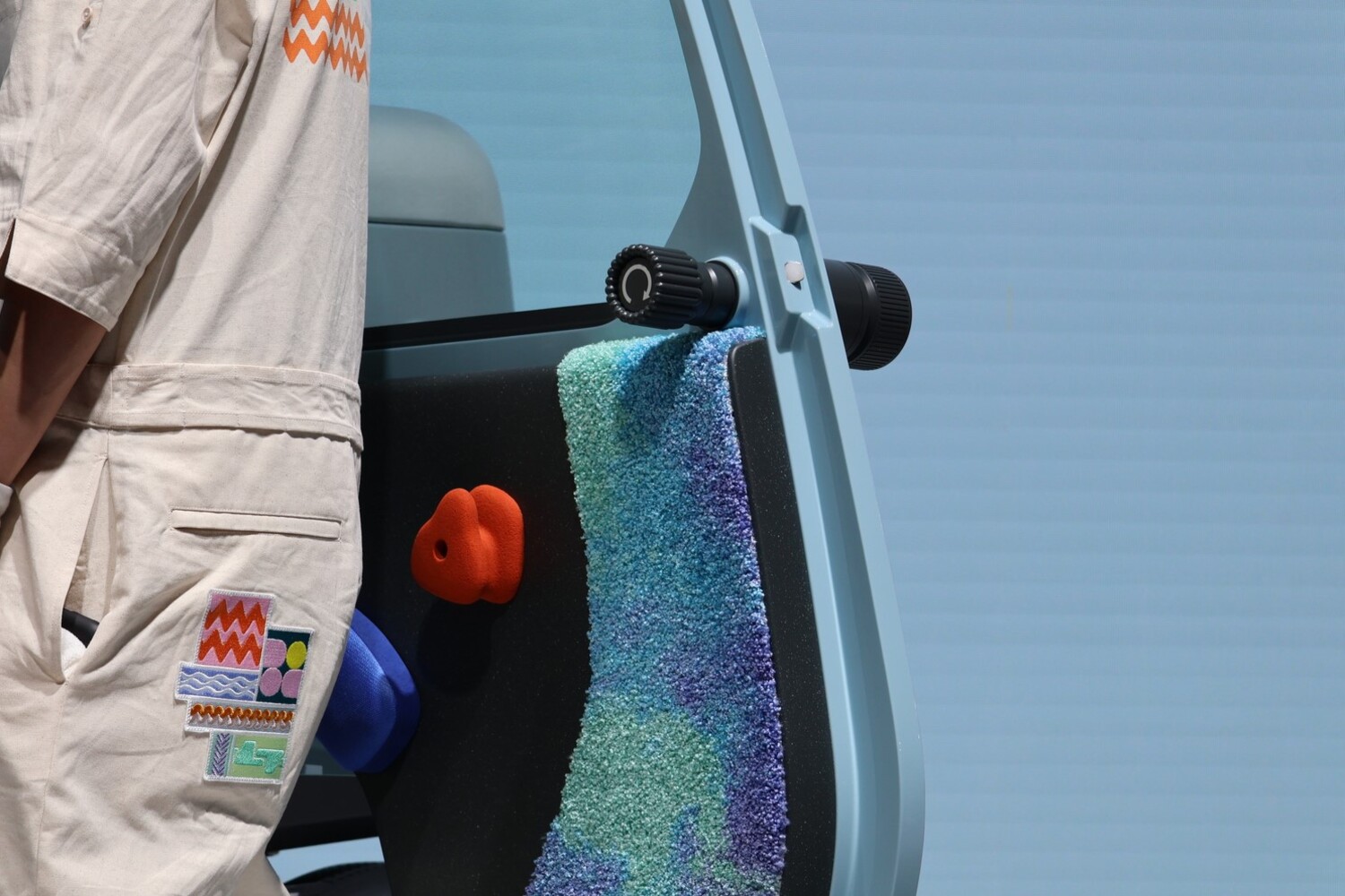 ダイハツ「ミゼットX」の丸いドアノブとボルタリングのホールド