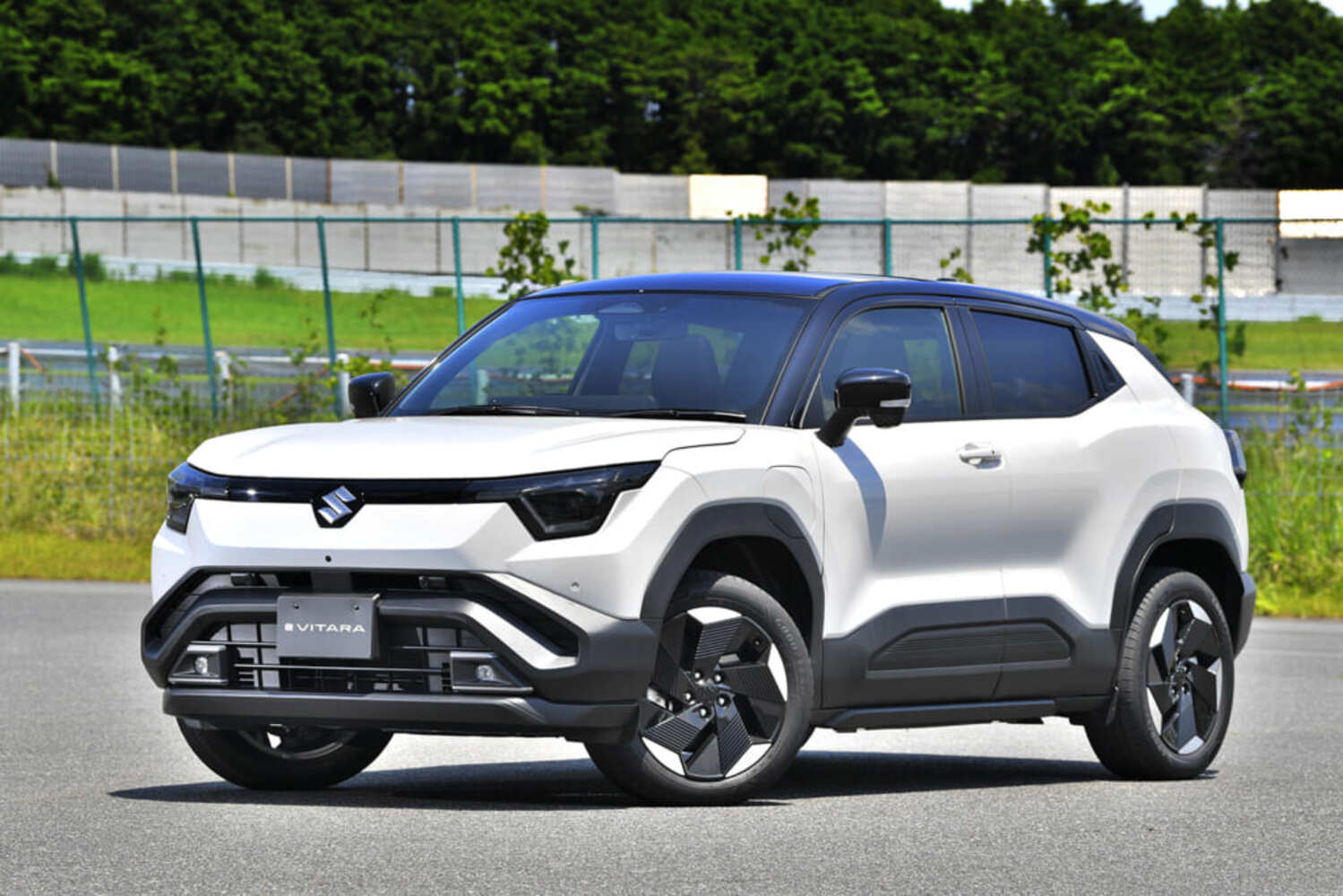 スズキ初の乗用バッテリーEV「eビターラ」