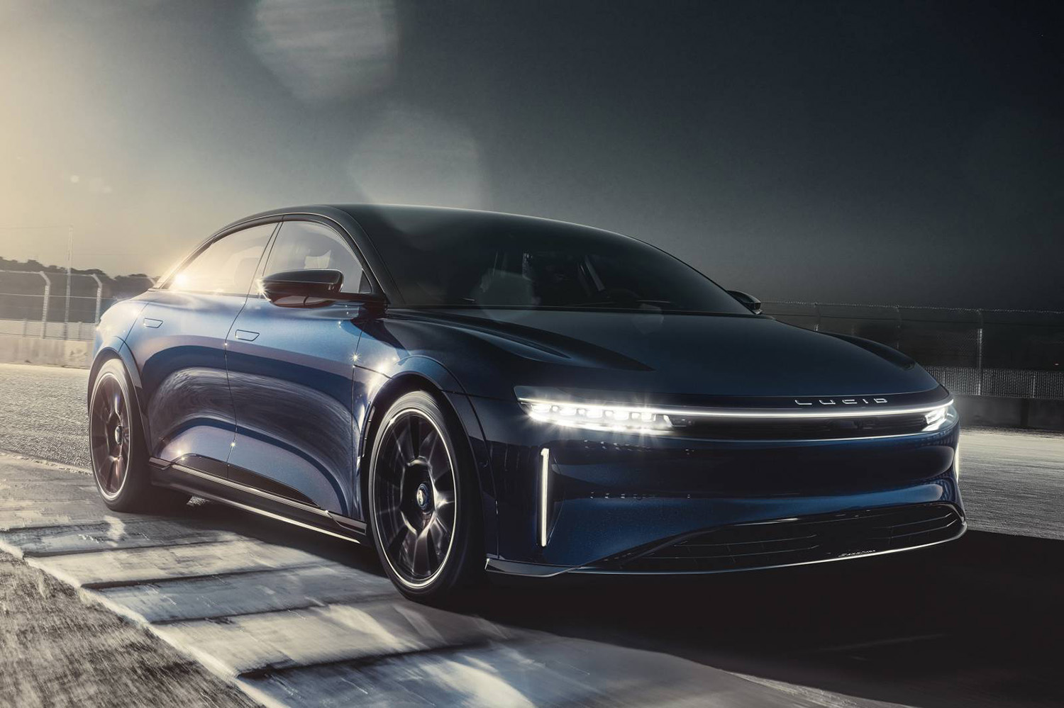 ルシード・エア サファイアのフロントスタイリング