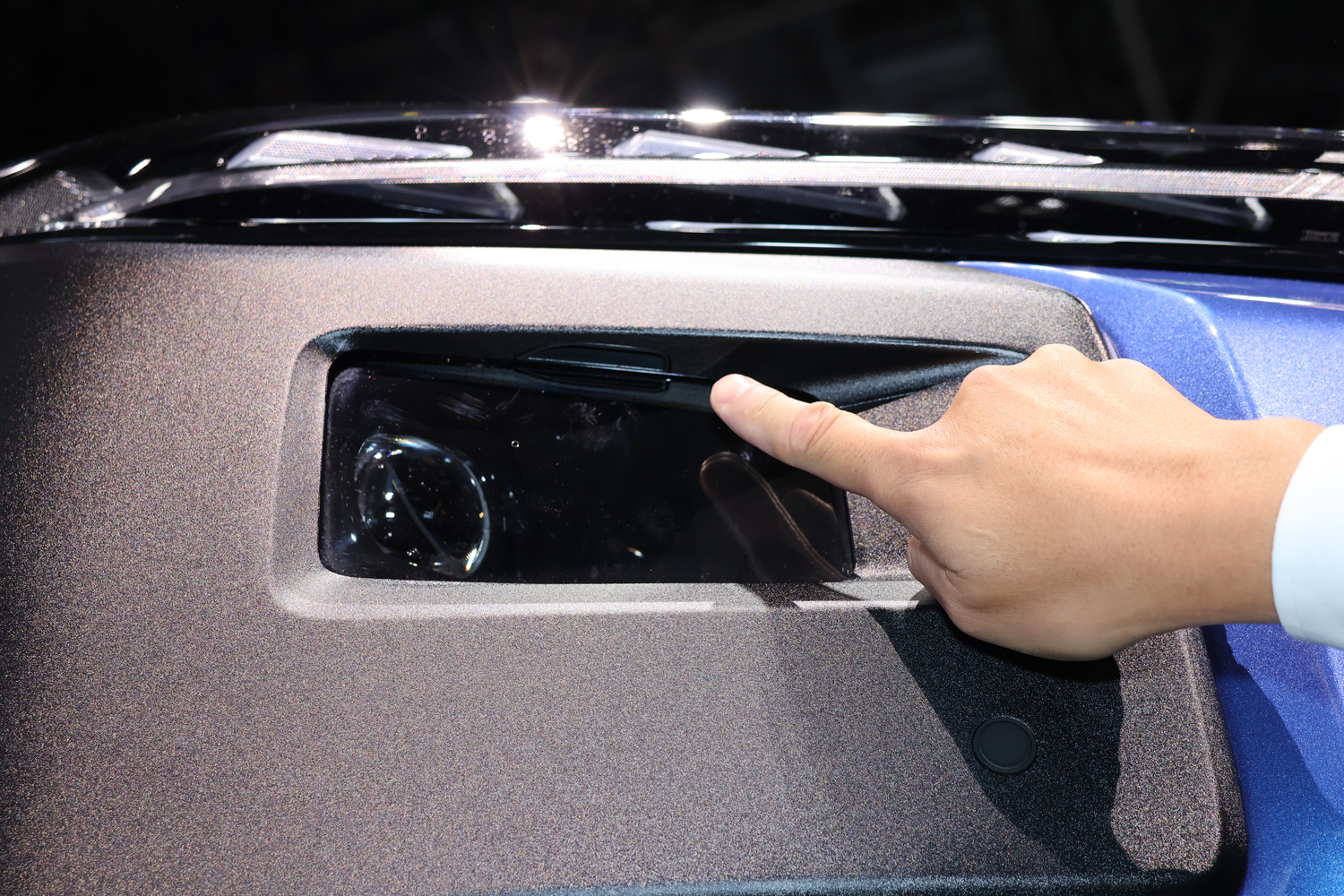 トレイルシーカー・プロトタイプのヘッドライトフレーム上部には、ウォッシャーノズルが埋め込まれている