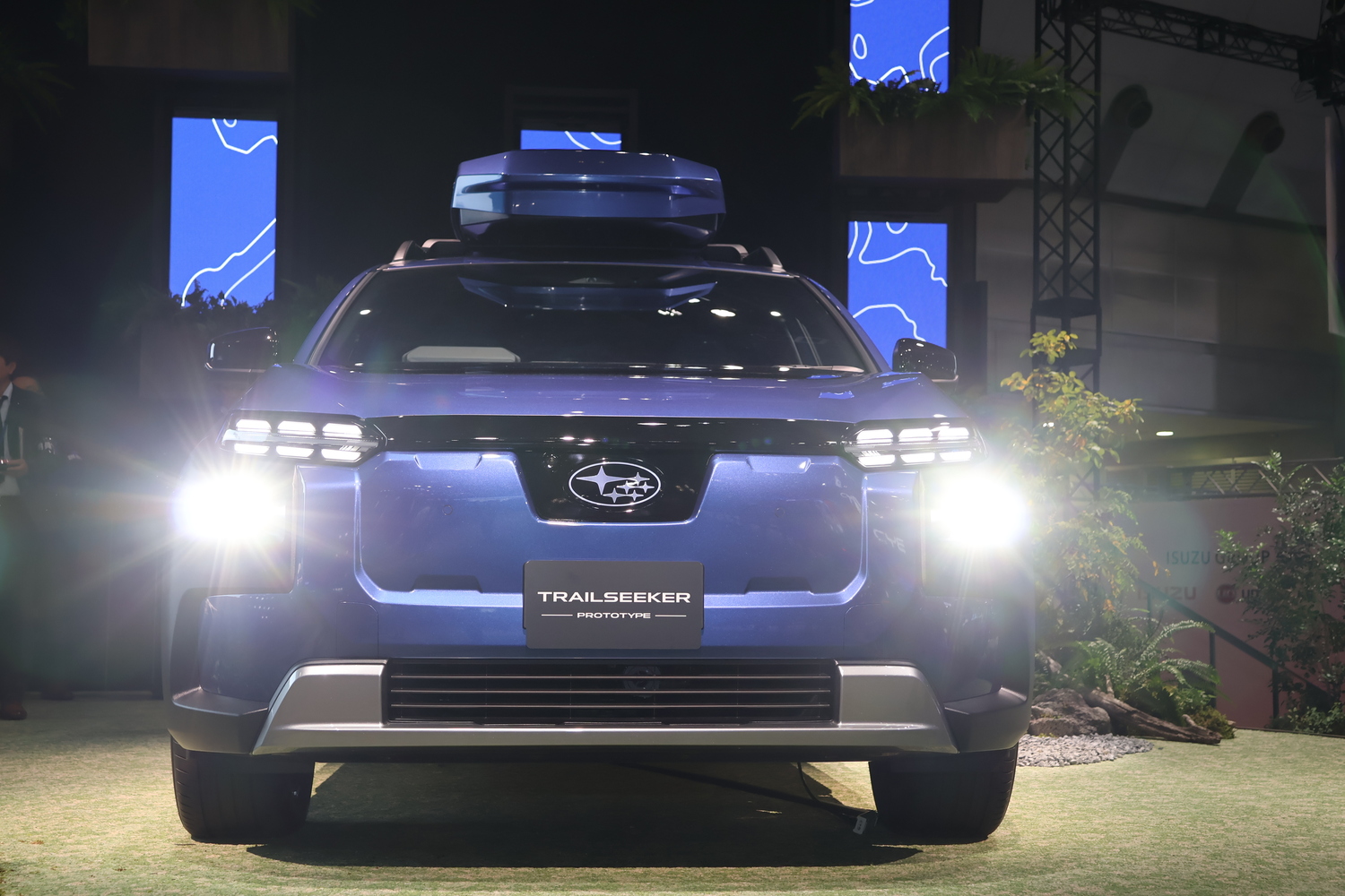 トレイルシーカー・プロトタイプはヘッドライトの点灯とともに六連星エンブレムが点灯する