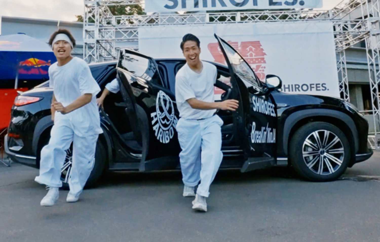ジャパンモビリティショー2025のBYDブースで、ヤンワンU9とパフォーマンスステージを行うダブルダッチパフォーマーHARIBOW