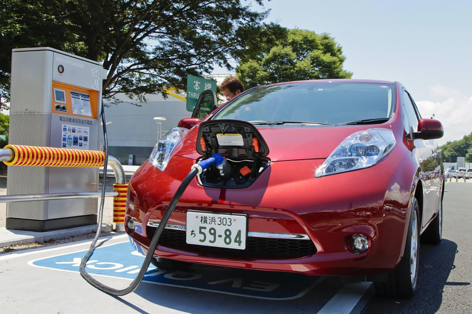 日産リーフ(初代)と急速充電器