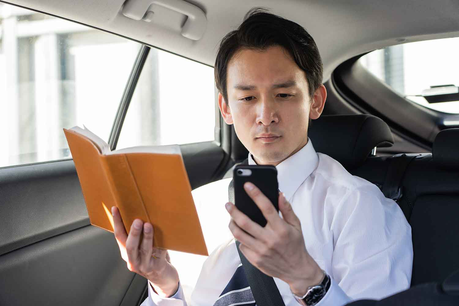 車内でスマホを見るイメージ