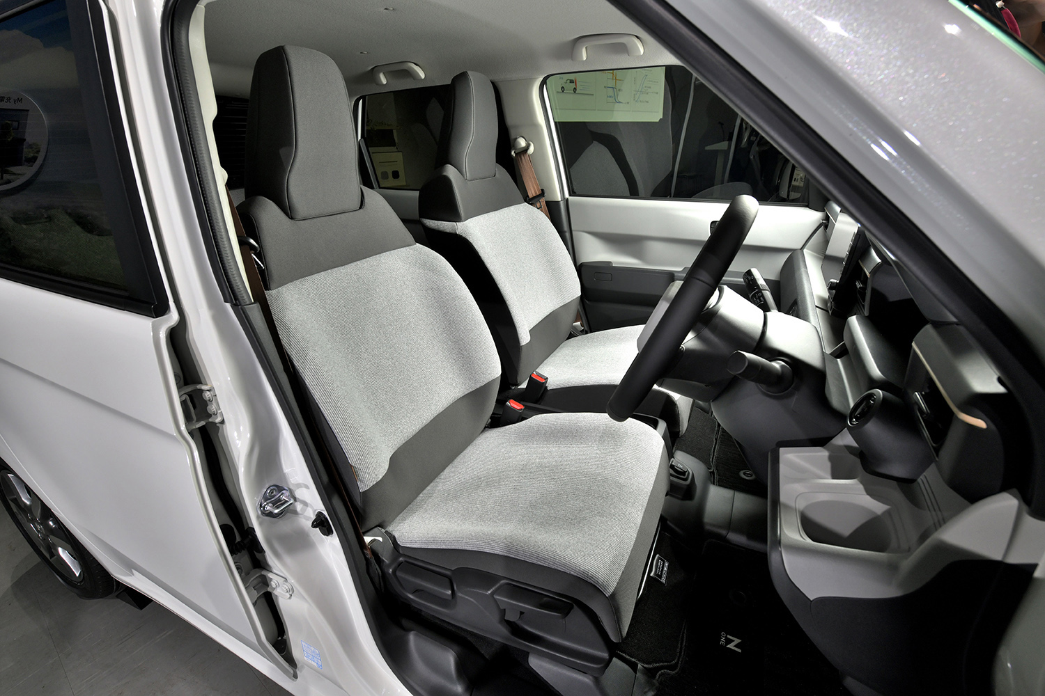 ホンダ N-ONE e:の車内