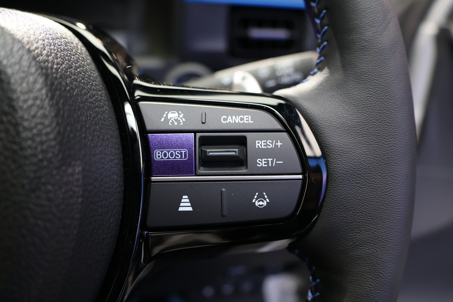 ジャパンモビリティショー2025で世界初公開されたホンダのEVスポーツモデル「スーパーワン・プロトタイプ」のステアリングに備わるブーストモードのボタン