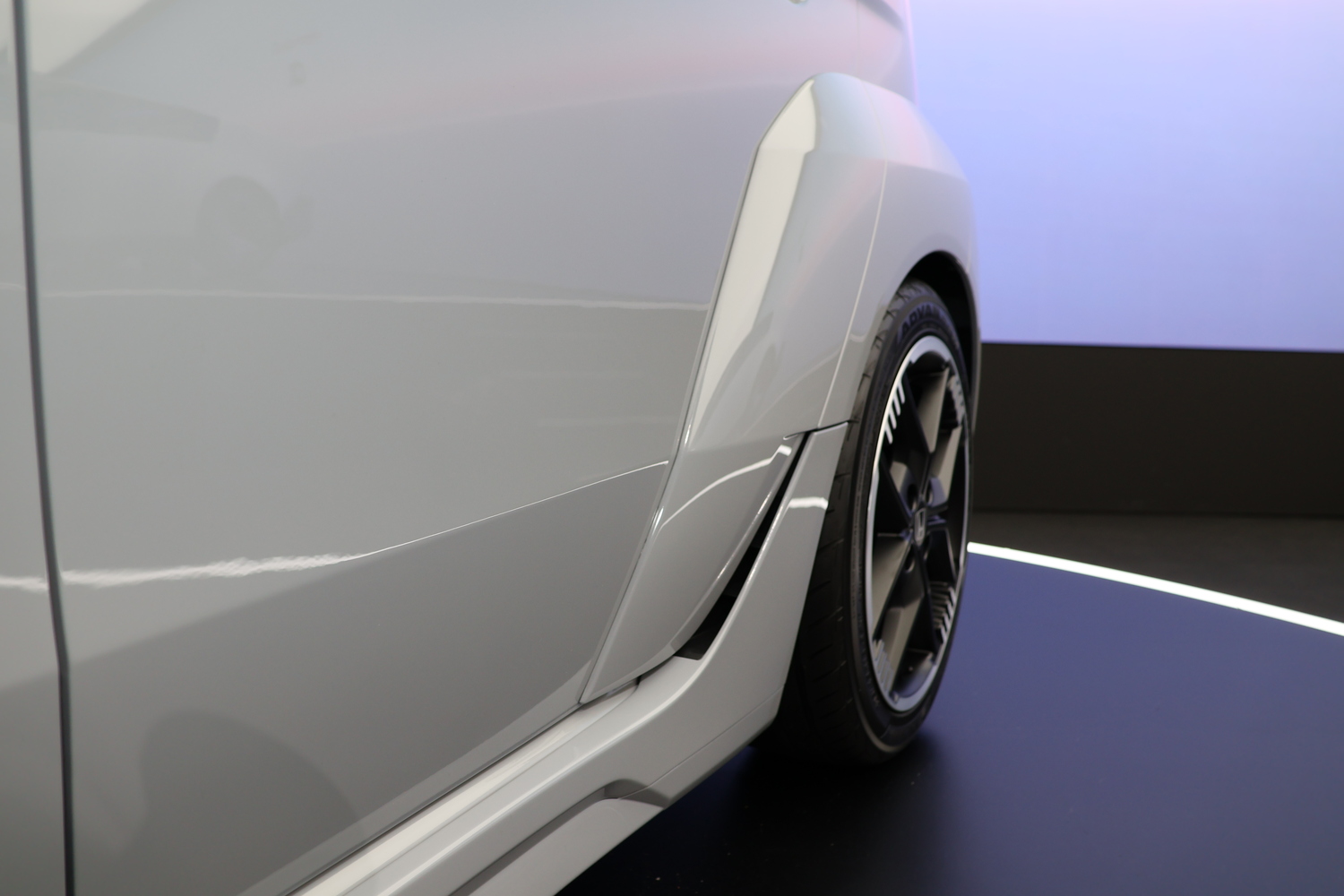 ジャパンモビリティショー2025で世界初公開されたホンダのEVスポーツモデル「スーパーワン・プロトタイプ」のリヤフェンダー前に設けられたエアインレット