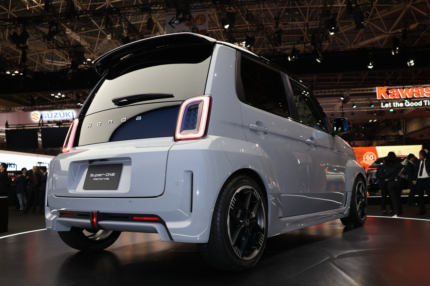 ジャパンモビリティショー2025で世界初公開されたホンダのEVスポーツモデル「スーパーワン・プロトタイプ」のリヤデザイン　迫力のブリスターフェンダーを装備