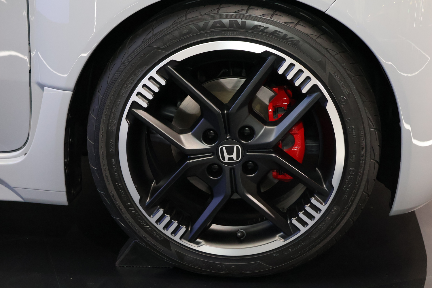 ジャパンモビリティショー2025で世界初公開されたホンダのEVスポーツモデル「スーパーワン・プロトタイプ」には、205/45R16のアドバン・フレバを装着 軽快でスポーティーなイメージのタイヤだ