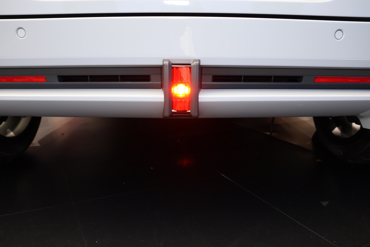 ジャパンモビリティショー2025で世界初公開されたホンダのEVスポーツモデル「スーパーワン・プロトタイプ」のリヤバンパー下部に設けられたエアアウトレット