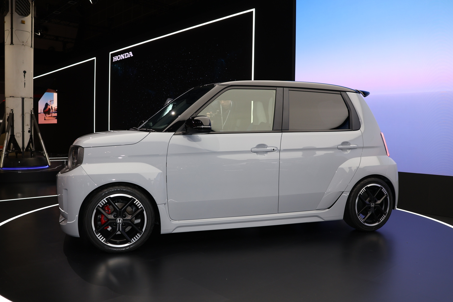 ジャパンモビリティショー2025で世界初公開されたホンダのEVスポーツモデル「スーパーワン・プロトタイプ」のサイドビュー