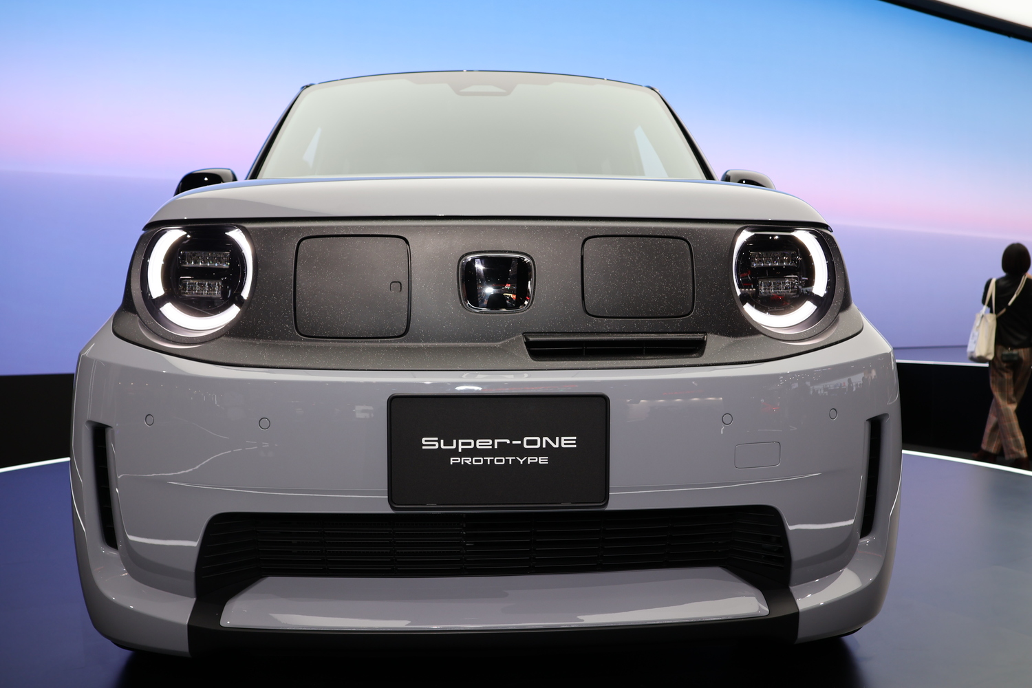 ジャパンモビリティショー2025で世界初公開されたホンダのEVスポーツモデル「スーパーワン・プロトタイプ」はシティターボⅡブルドックの要素を取り入れ、左右非対称グリルを採用