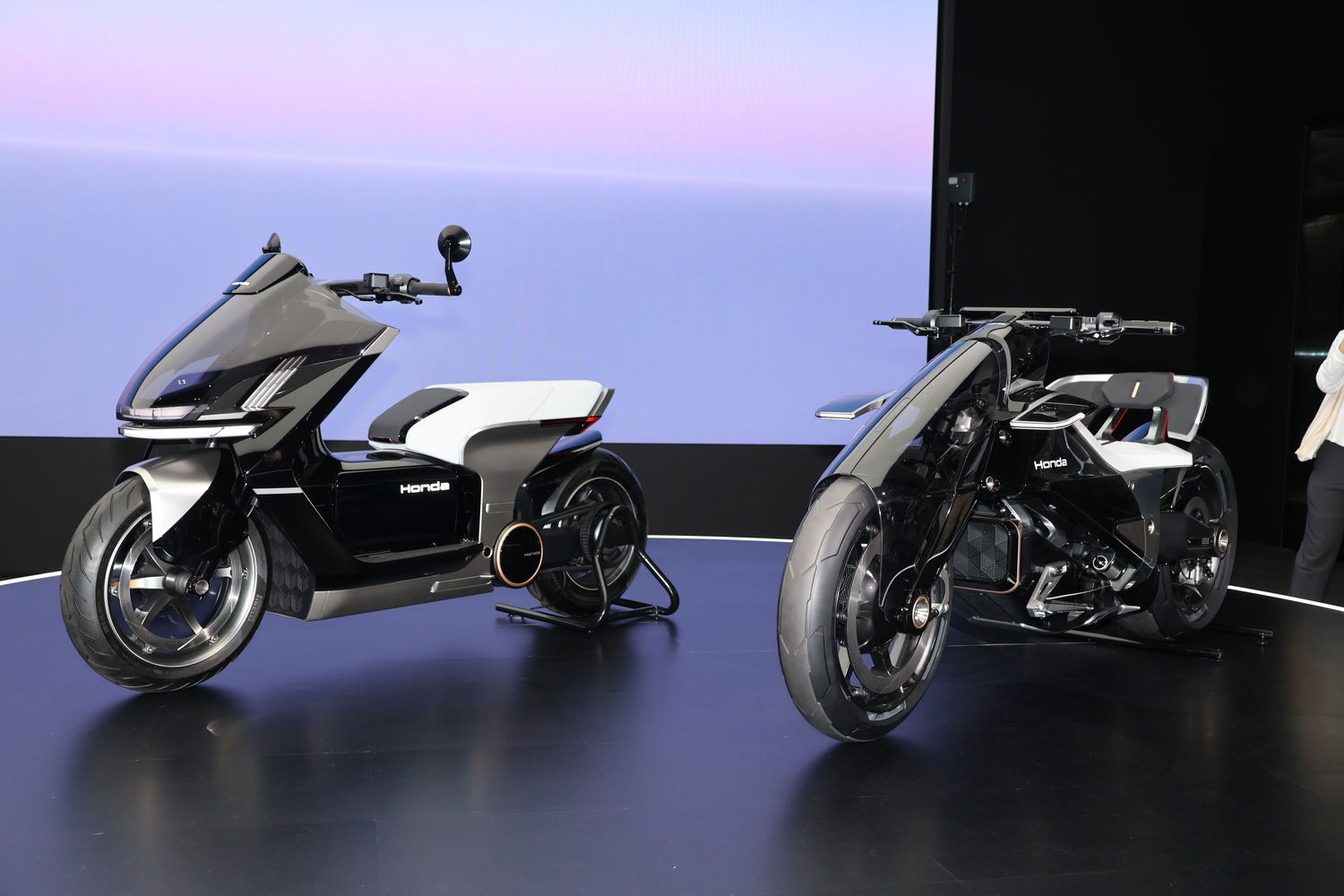 ジャパンモビリティショー2025のホンダブースに展示された二輪コンセプトモデル