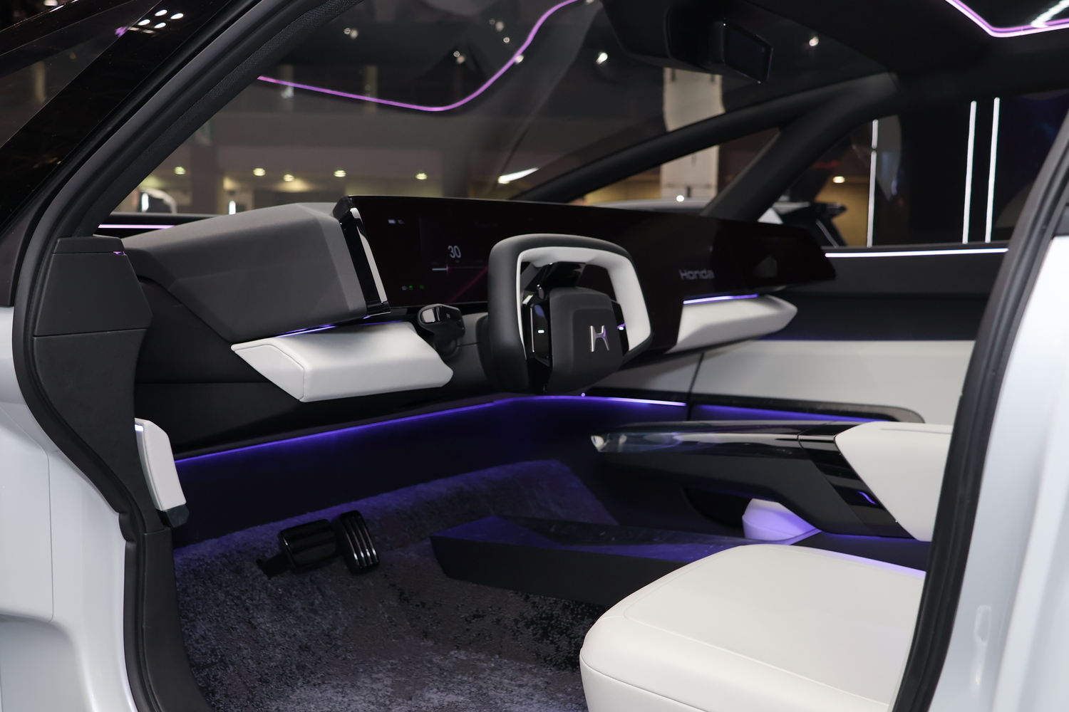 ジャパンモビリティショー2025のホンダブースで日本初公開された「Honda 0 SALOON」の運転席およびダッシュボード