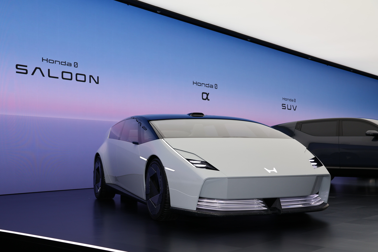 ジャパンモビリティショー2025のホンダブースで日本初公開された「Honda 0 SALOON」のフロント部分