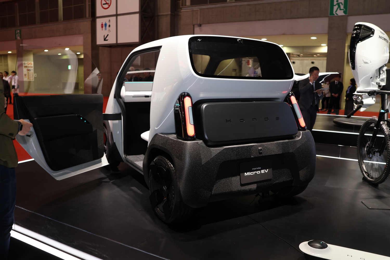 ジャパンモビリティショー2025のホンダブースで世界初公開された「Honda Micro EV」のテールデザイン