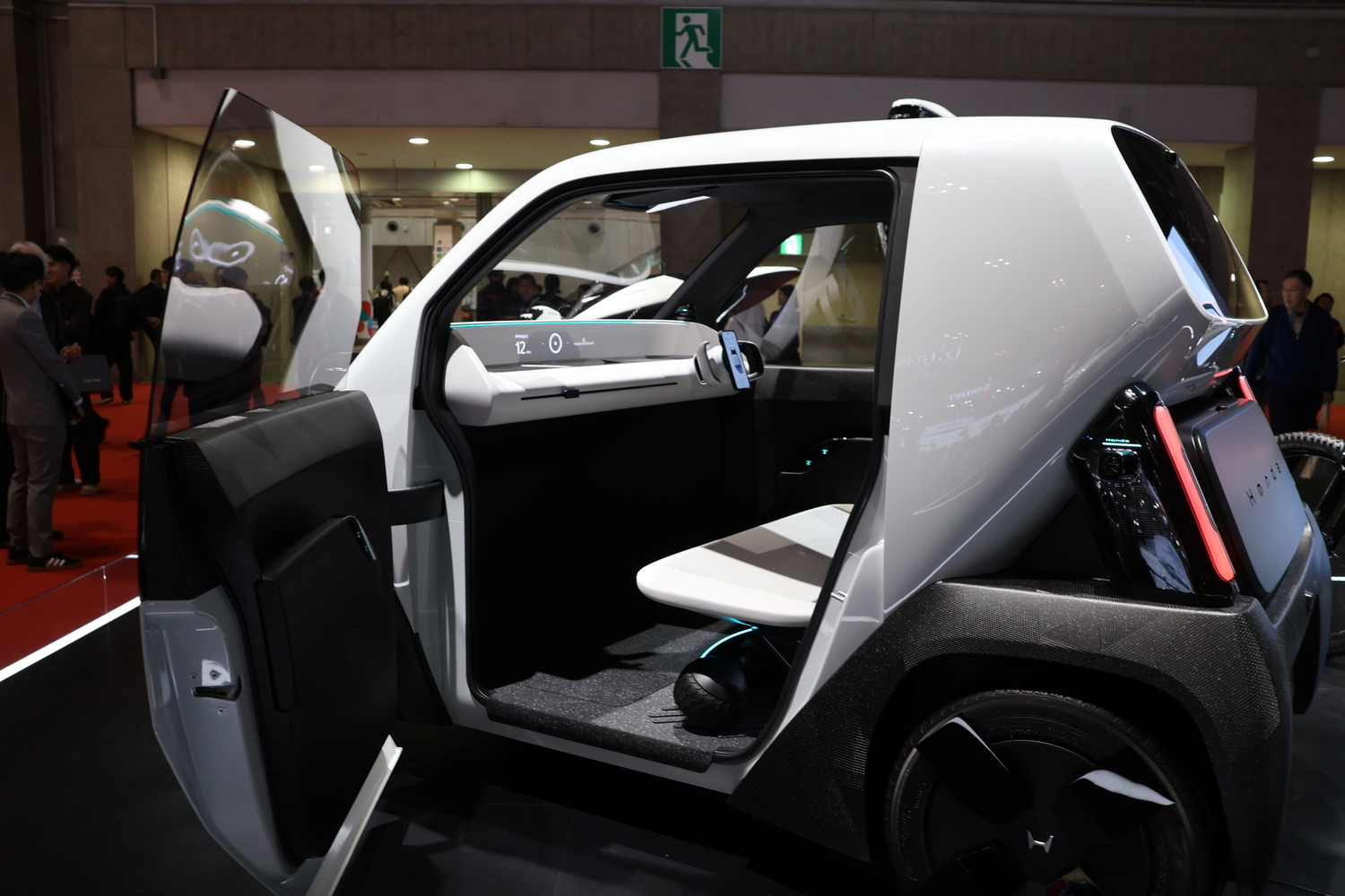 ジャパンモビリティショー2025のホンダブースで世界初公開された「Honda Micro EV」の室内