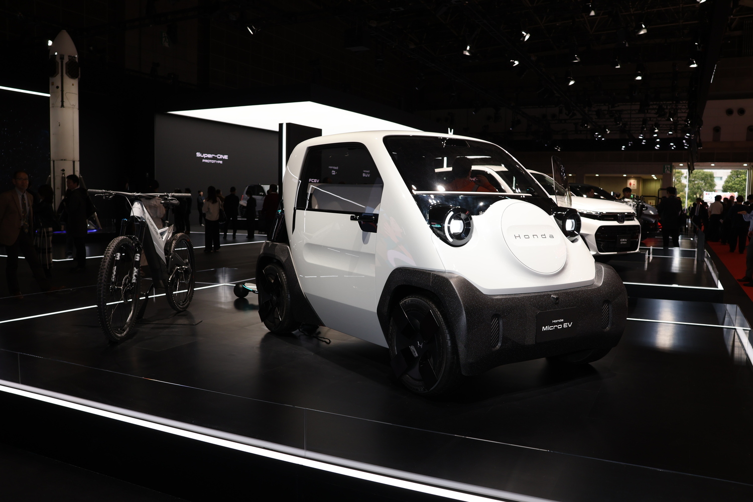 ジャパンモビリティショー2025のホンダブースで世界初公開された「Honda Micro EV」の