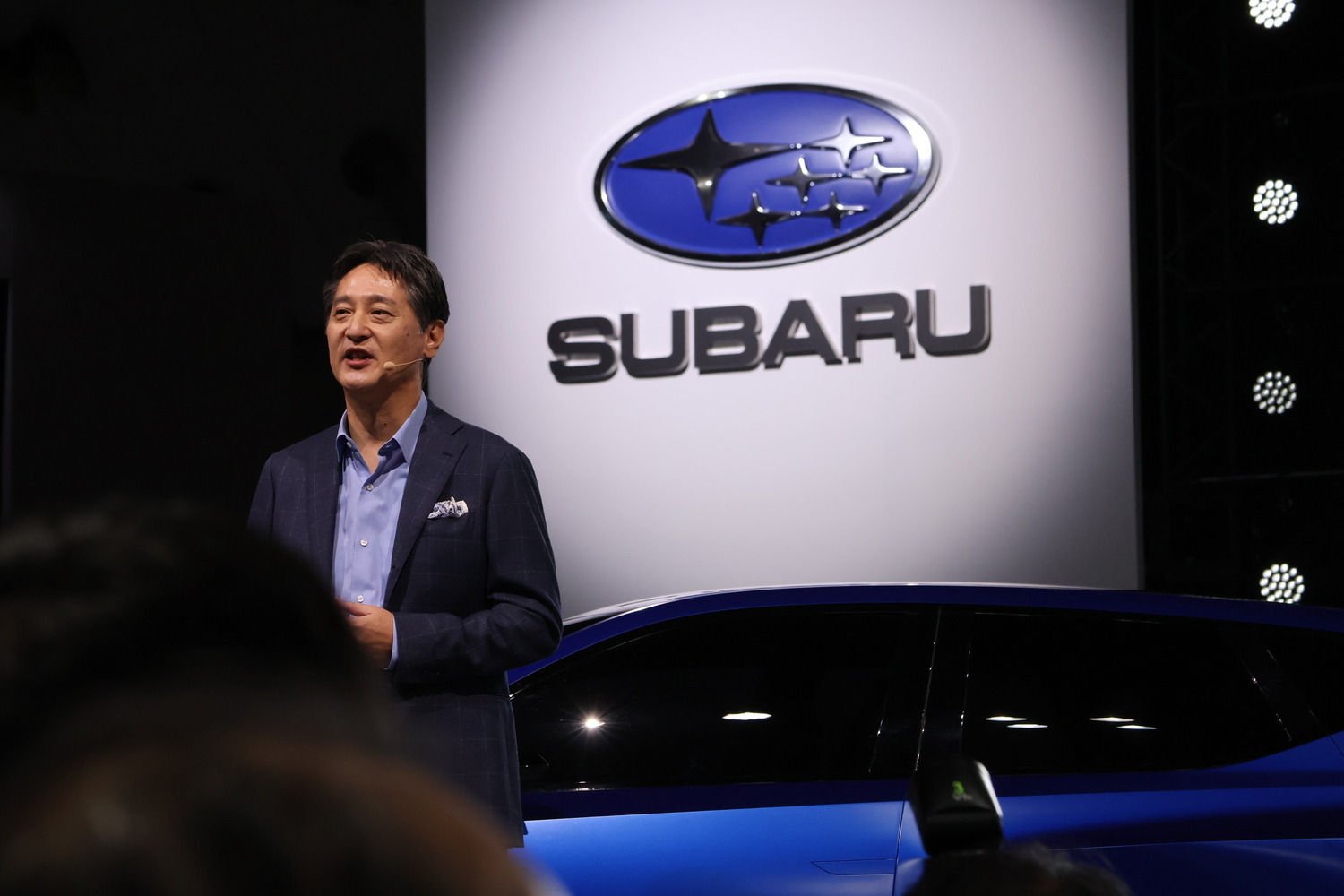 ジャパンモビリティショー2025のプレスデーにおいて、SUBARUブースのプレスカンファレンスに登壇したSUBARU代表取締役の大崎氏