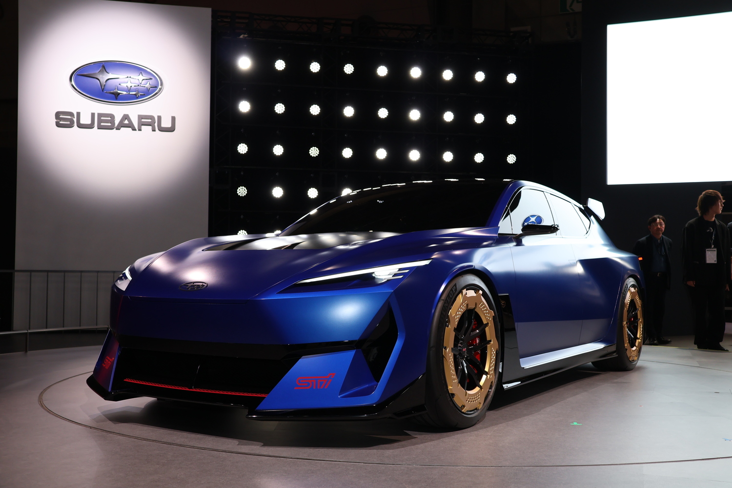 ジャパンモビリティショー2025で世界初公開されたSUBARUのBEVコンセプトカー「Performance-E STI concept」 左フロント