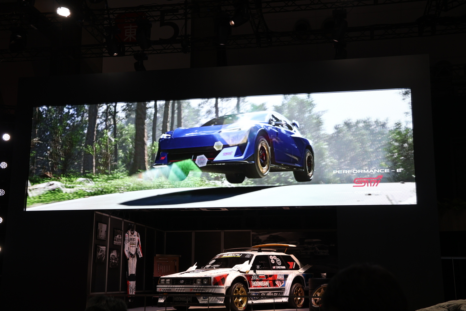 ジャパンモビリティショー2025で世界初公開されたSUBARUのBEVコンセプトカー「Performance-E STI concept」のイメージ動画のワンシーン