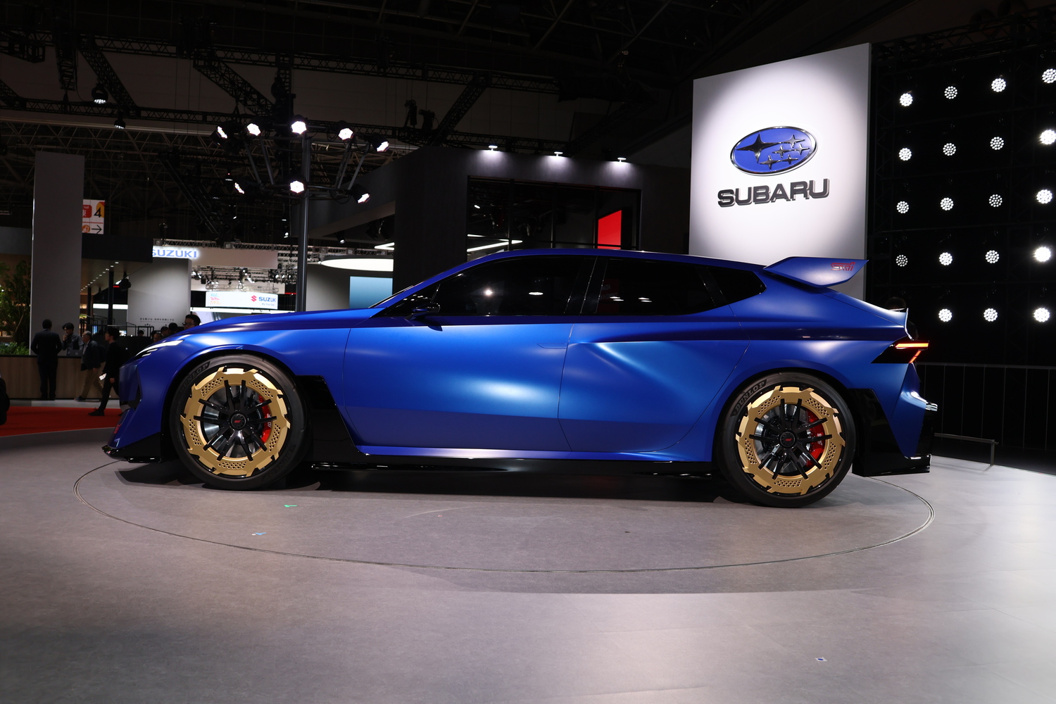 ジャパンモビリティショー2025で世界初公開されたSUBARUのBEVコンセプトカー「Performance-E STI concept」 左側面