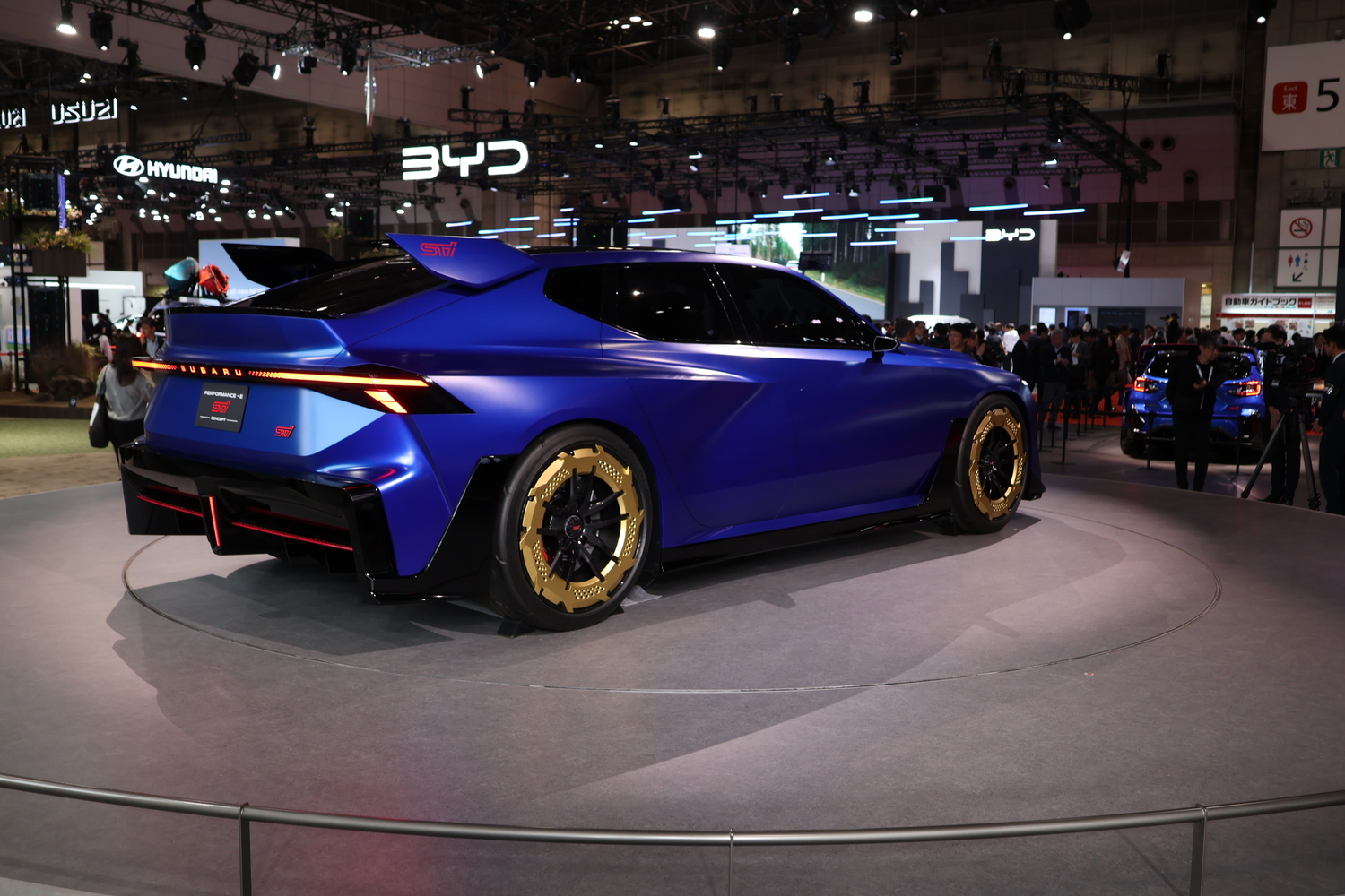 ジャパンモビリティショー2025で世界初公開されたSUBARUのBEVコンセプトカー「Performance-E STI concept」　右リヤ