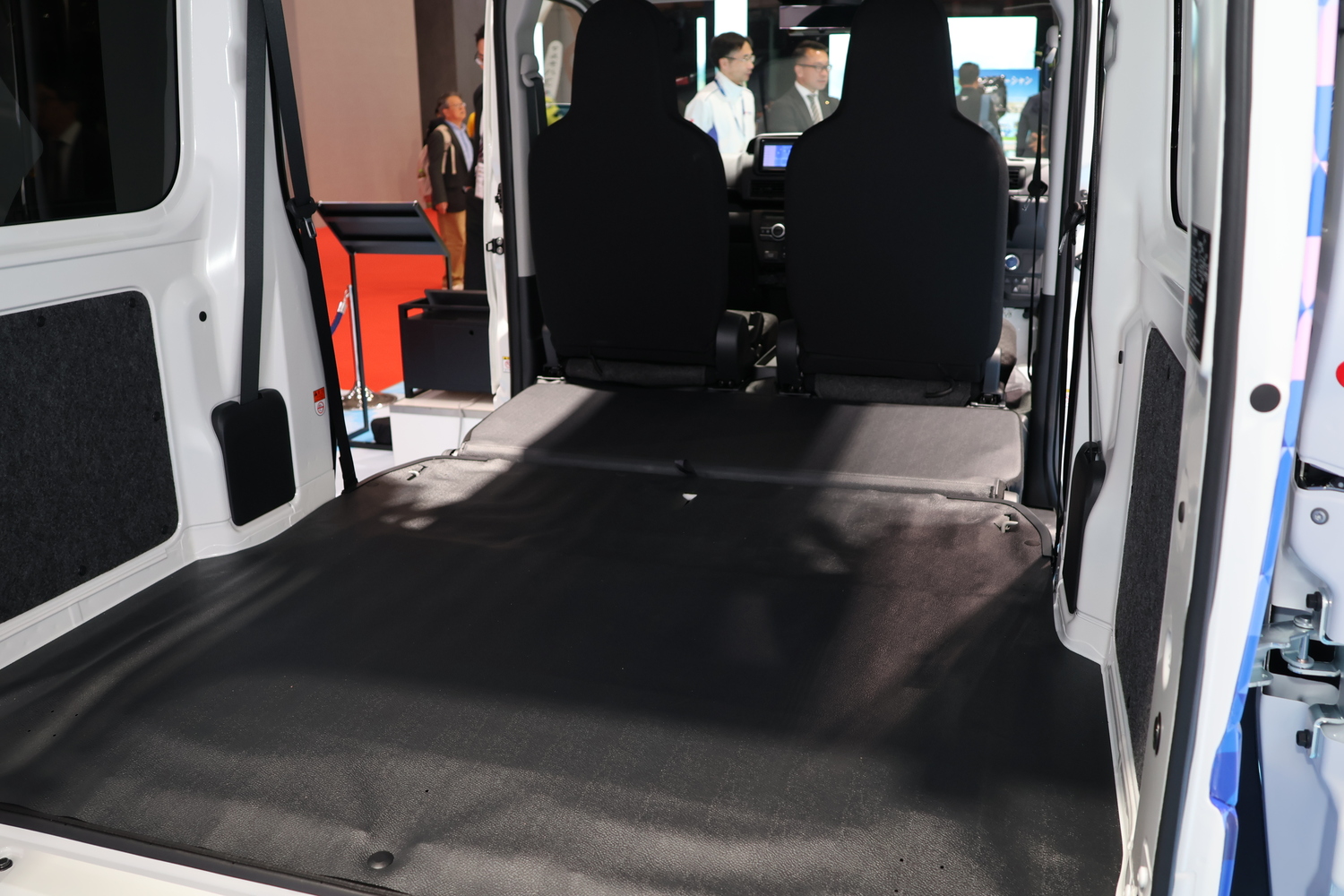 ジャパンモビリティショー2025で初公開されたスズキのeエブリィ・コンセプト 荷室スペース