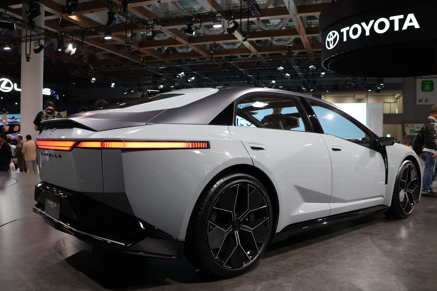 ジャパンモビリティショー2025で発表されたトヨタのカローラコンセプト フロント側
