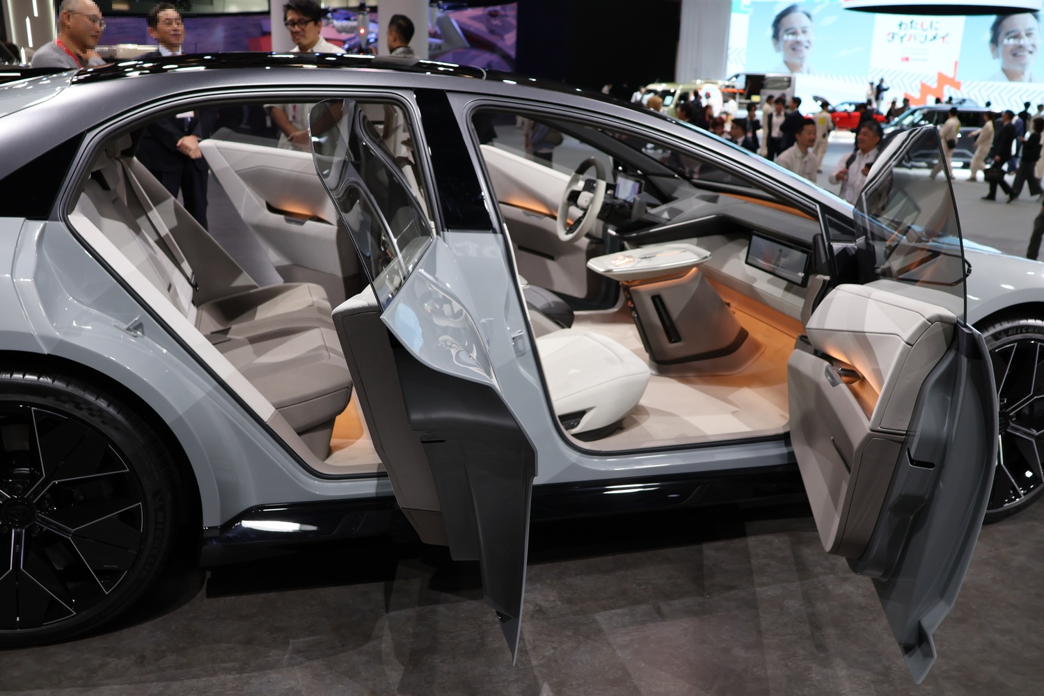 ジャパンモビリティショー2025で発表されたトヨタのカローラコンセプトの室内