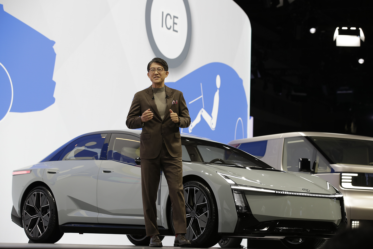 ジャパンモビリティショー2025で発表されたカローラコンセプトを前にスピーチを行うトヨタ自動車代表取締役社長の佐藤恒治氏