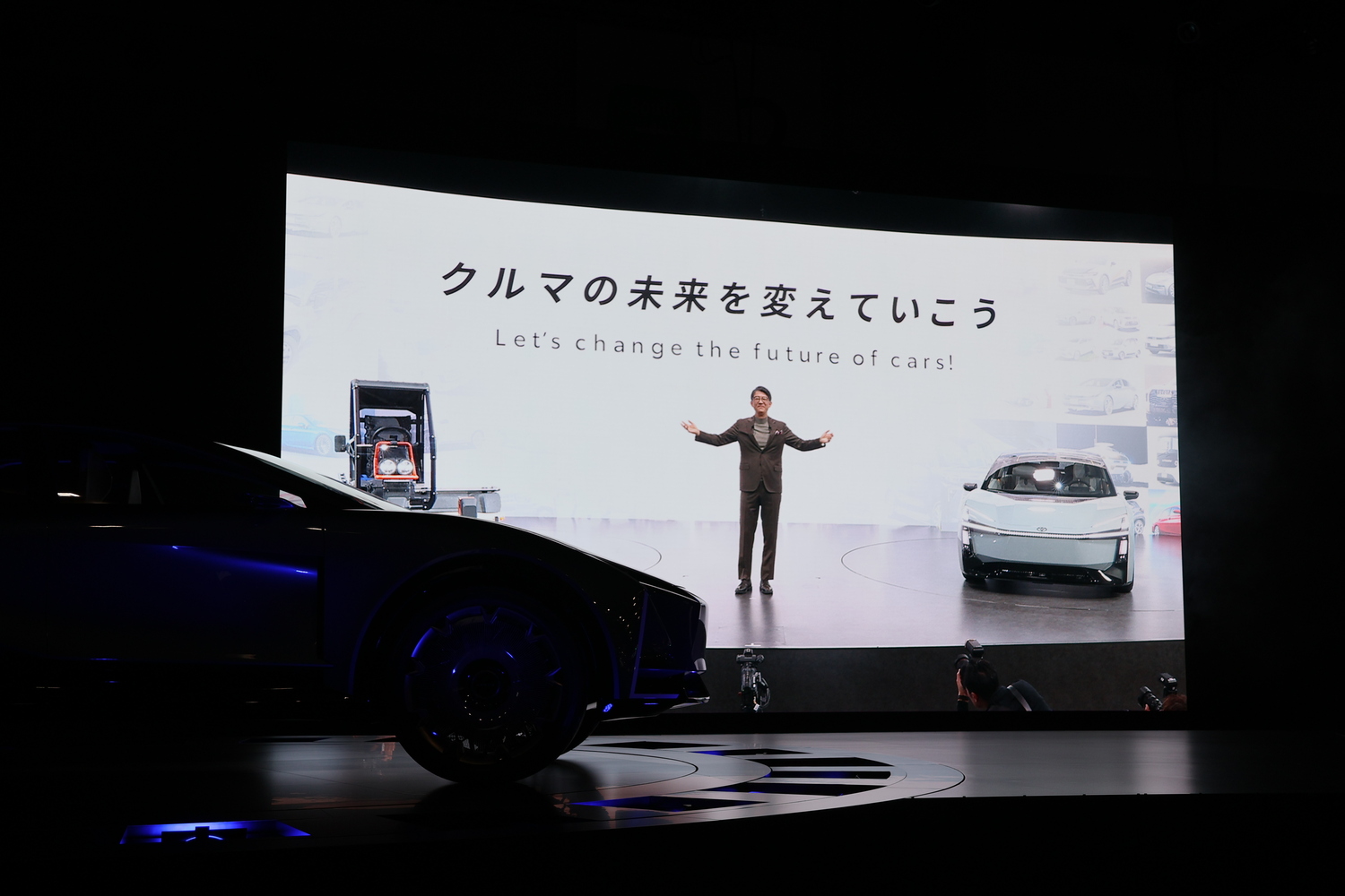 ジャパンモビリティショー2025プレスデー初日にカンファレンスを行うトヨタ自動車の佐藤社長