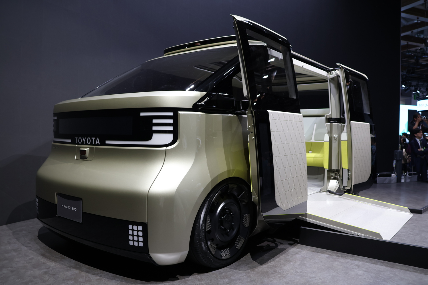 ジャパンモビリティショー2025に展示されたトヨタ「カヨイバコ」シリーズのロボタクシーコンセプトモデル「KAGO-BO(カゴボ)」