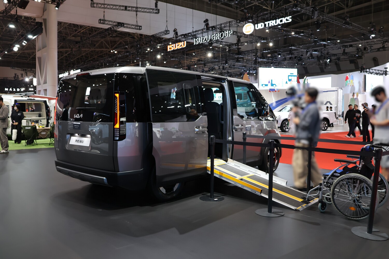 ジャパンモビリティショー2025に展示されたKIa PBVの車いす対応車「PV5 WAV」