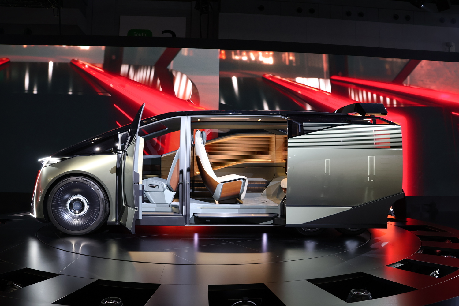 ジャパンモビリティショー2025で発表されたレクサスLSコンセプトの室内