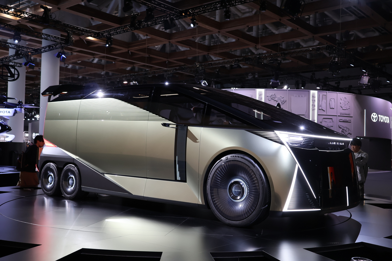 ジャパンモビリティショー2025で発表されたレクサスLSコンセプト 車体右側 特徴的な6輪の配置がよくわかる