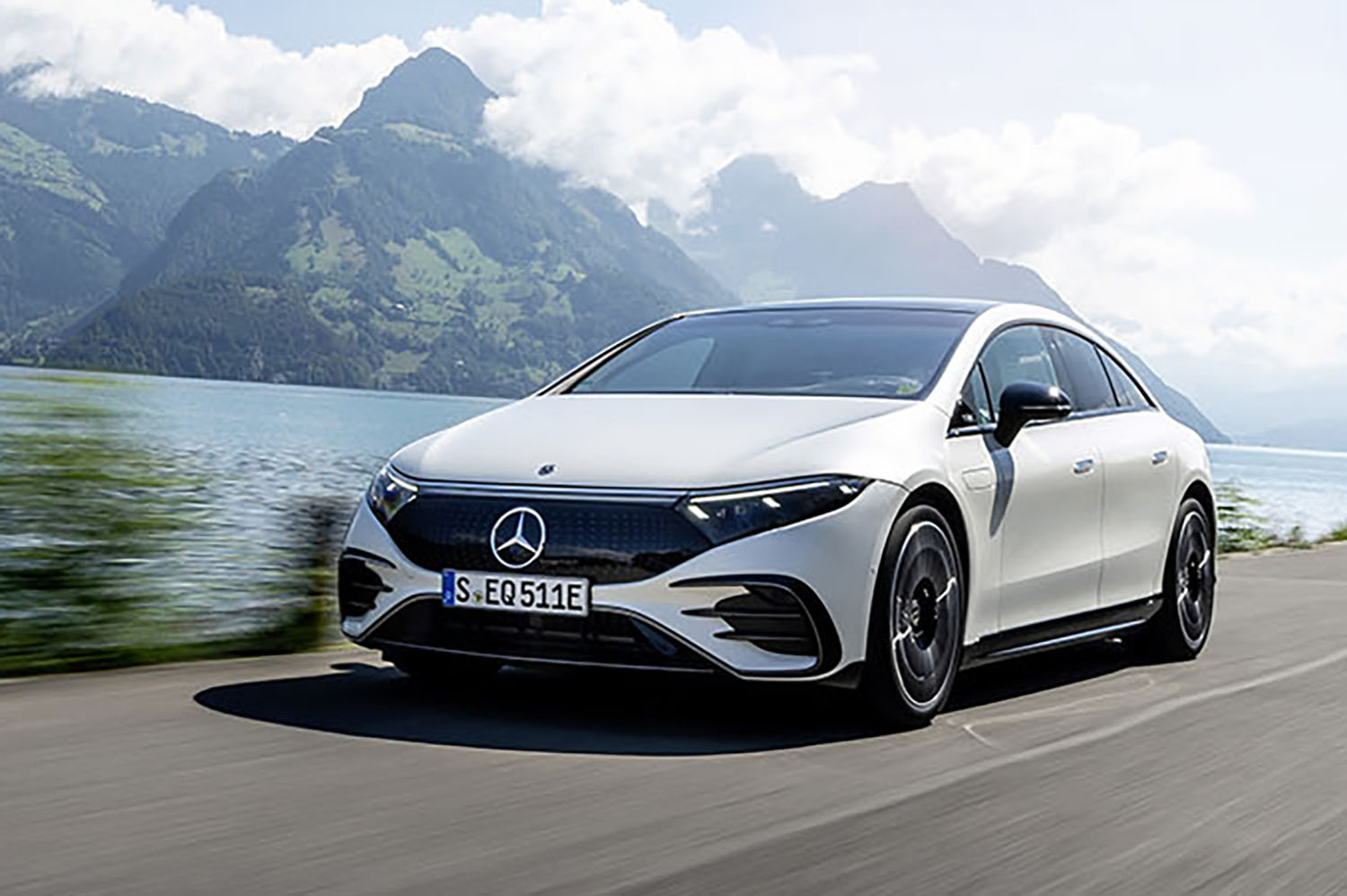 メルセデス・ベンツEQSの走行シーン