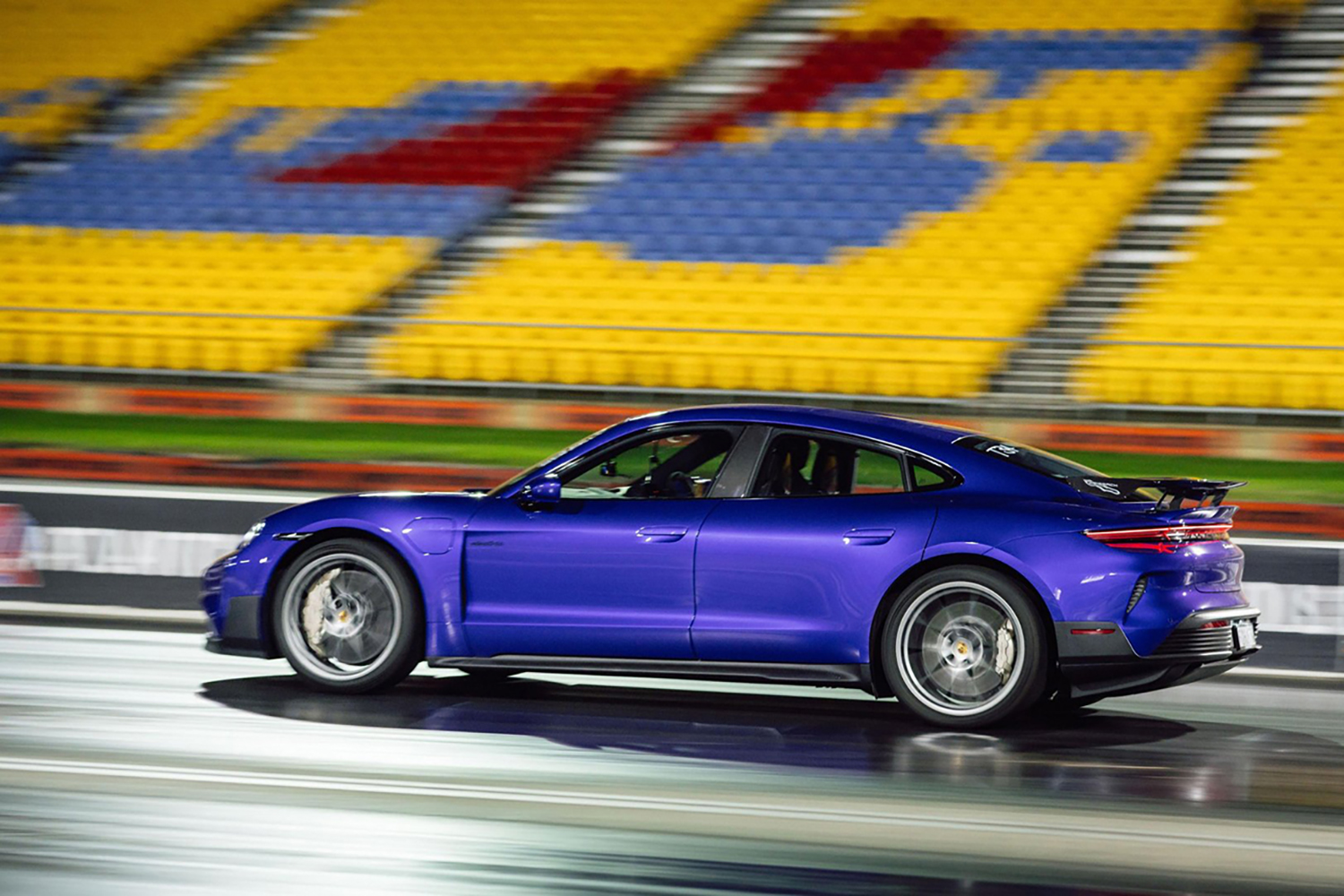 ポルシェ・タイカン・ヴァイザッハパッケージ