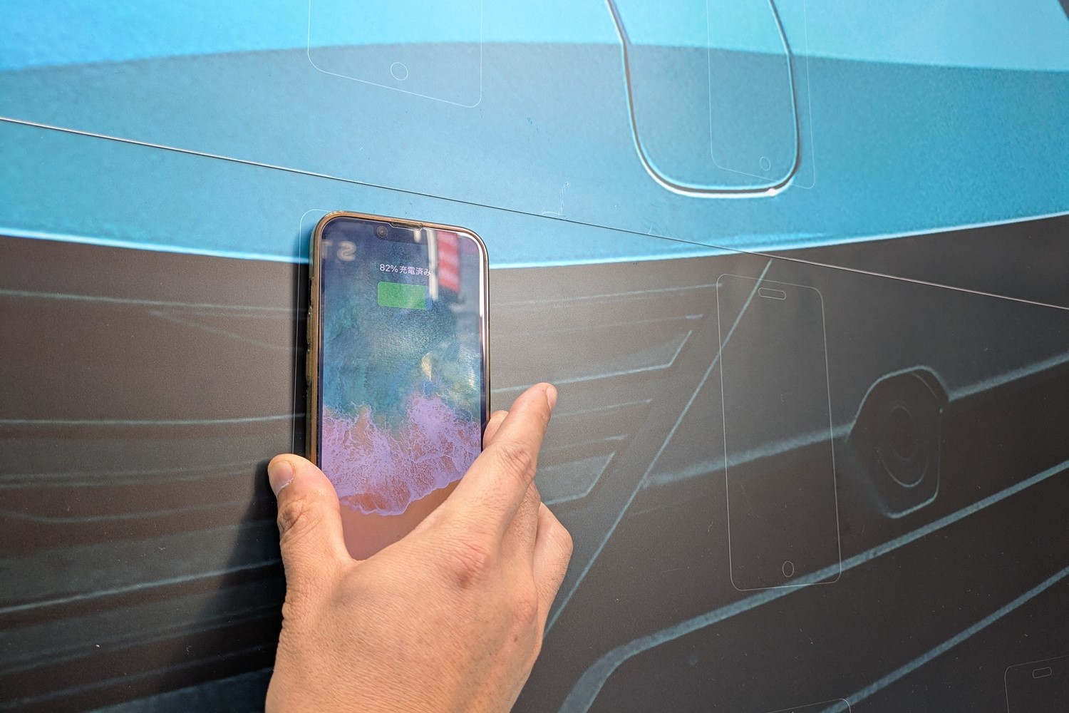 日産リーフの広告「BATTERY WALL（バッテリーウォール）」に描かれたスマホのフレームに手持ちのiPhoneを接触されると充電が開始された