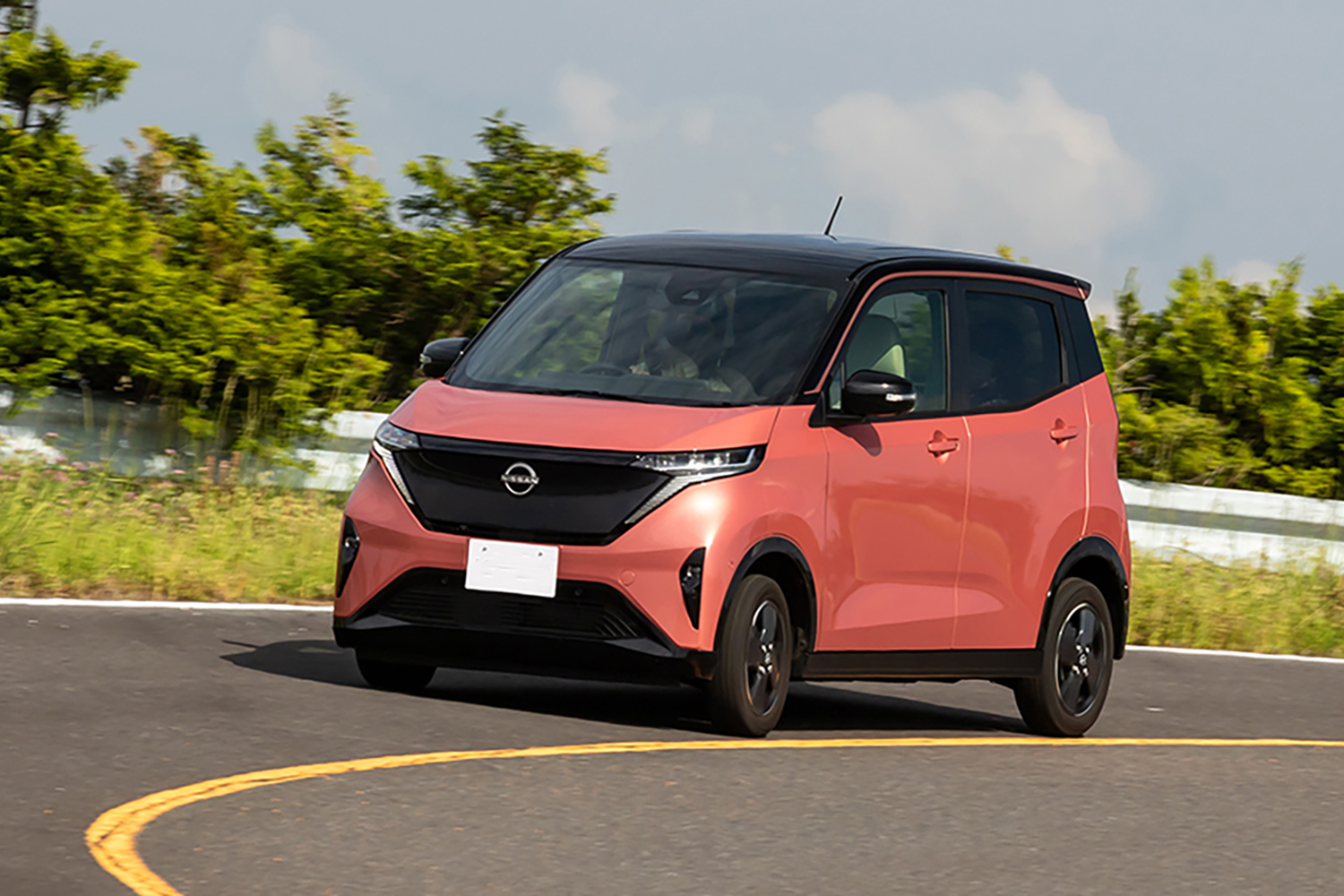 日産サクラの走行シーン