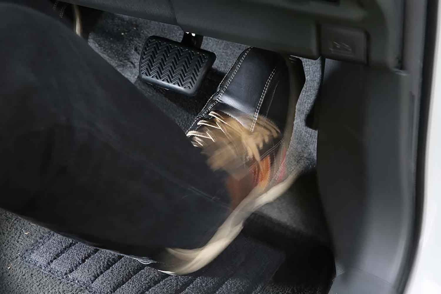 おもいきり踏み込んだアクセルペダル