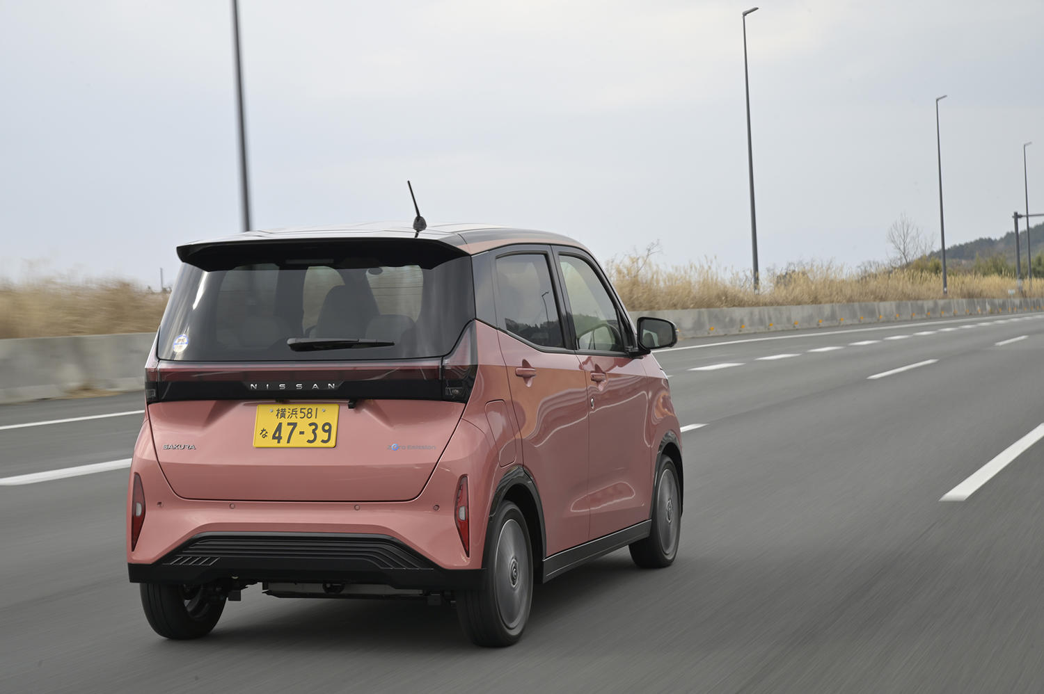 日産サクラの走行シーン