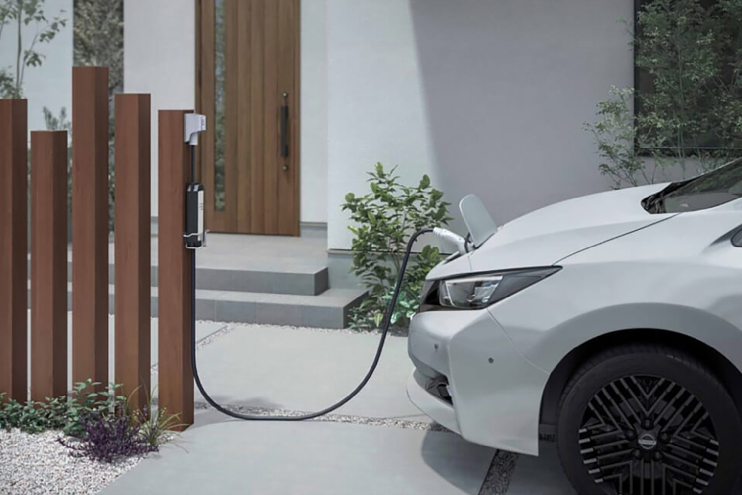 普通充電している日産リーフ